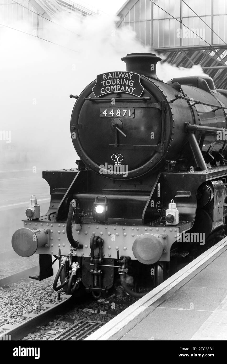 Die Railway Touring Company 'Lincoln Christmas Express. Gezogen von der Black 5 Lokomotive 44871 im Bahnhof Kings Cross. Stockfoto