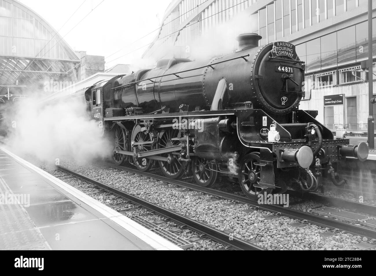 Die Railway Touring Company 'Lincoln Christmas Express. Gezogen von der Black 5 Lokomotive 44871 im Bahnhof Kings Cross. Stockfoto