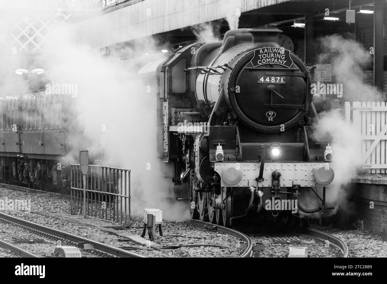 Die Railway Touring Company 'Lincoln Christmas Express. Gezogen von der Black 5 Lokomotive 44871 in Lincoln Station Stockfoto