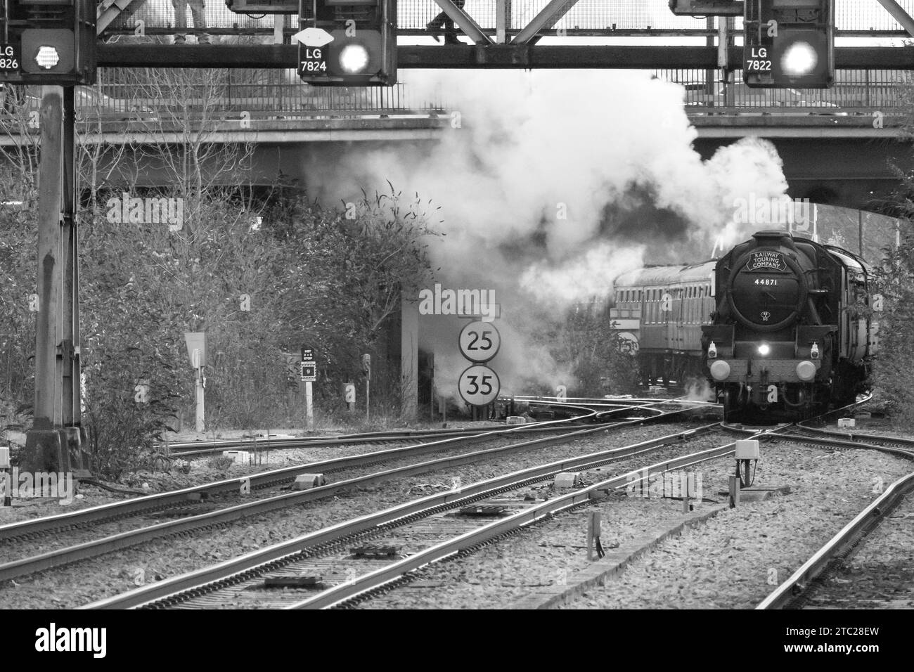 Die Railway Touring Company 'Lincoln Christmas Express. Gezogen von der Black 5 Lokomotive 44871 in Lincoln Station Stockfoto