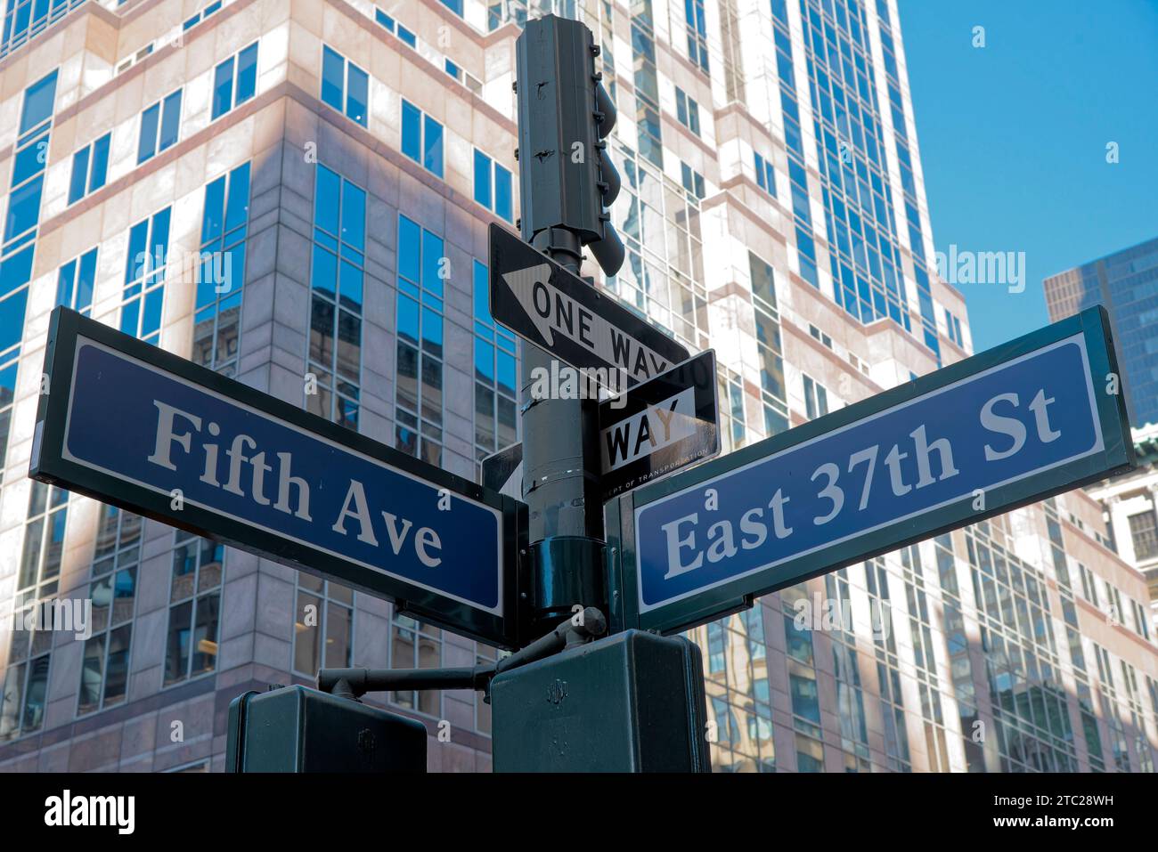 Des panneaux indicateurs à l'intersection de rues à New-York - Wegweiser an Straßenkreuzungen in New York City Stockfoto