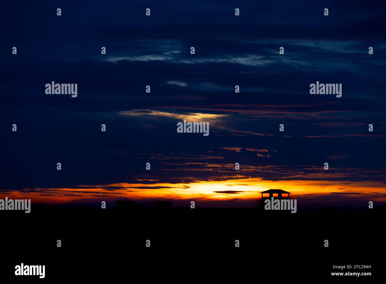 Sonnenuntergang Himmel Hintergrund Panorama Konzept. Blick von oben auf den Horizont Abendhimmel bei Sonnenuntergang und Morgensonnenaufgang in der farbenfrohen Stadt mit Kopierraum. Leere schöne s Stockfoto