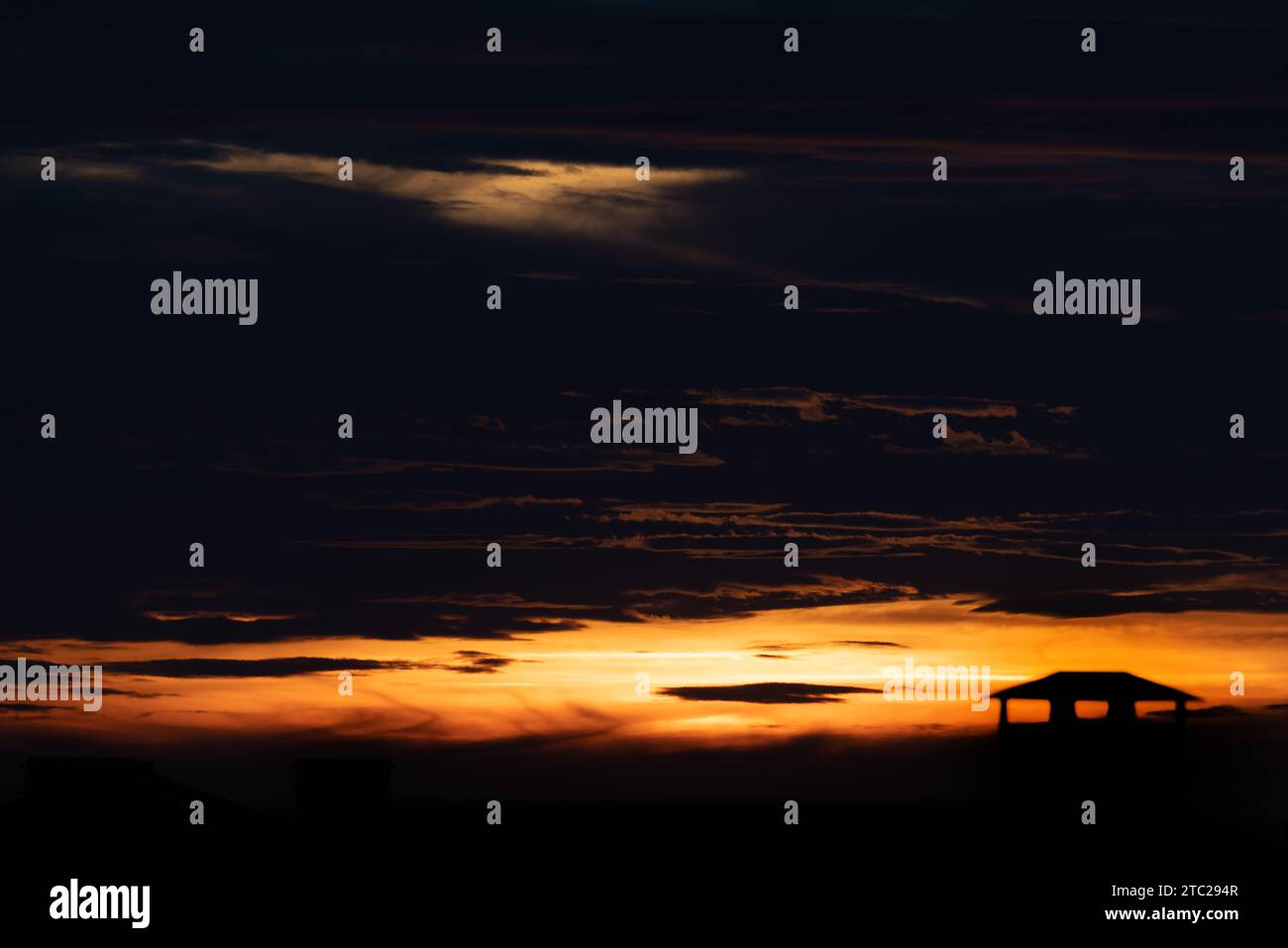 Sonnenuntergang Himmel Hintergrund Panorama Konzept. Blick von oben auf den Horizont Abendhimmel bei Sonnenuntergang und Morgensonnenaufgang in der farbenfrohen Stadt mit Kopierraum. Leere schöne s Stockfoto