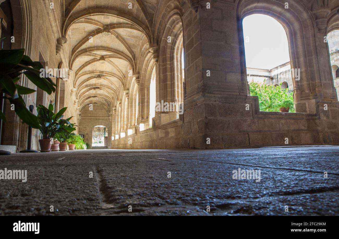 Alcantara, Spanien - 6. Oktober 2022: Gotischer Klosterkloster von San Benito de Alcantara, Caceres, Spanien. Arcade öffnen Stockfoto