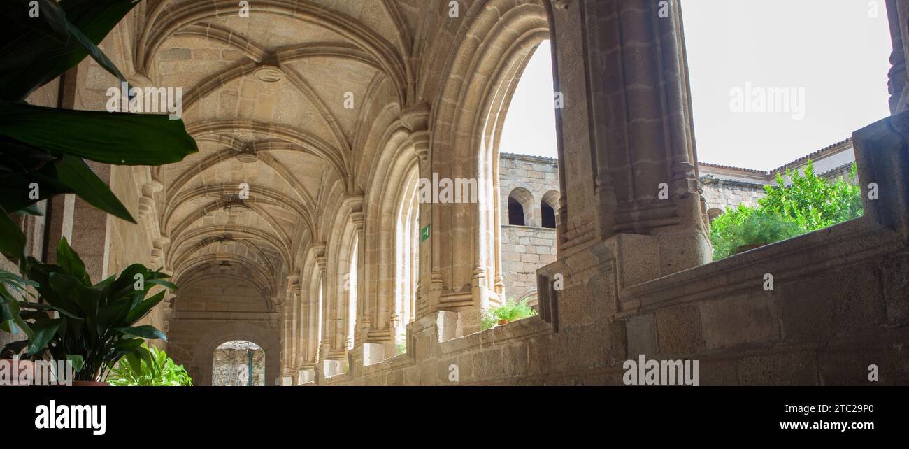 Alcantara, Spanien - 6. Oktober 2022: Gotischer Klosterkloster von San Benito de Alcantara, Caceres, Spanien. Arcade öffnen Stockfoto