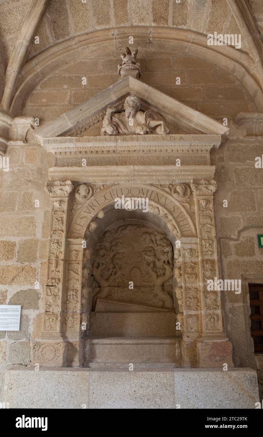 Alcantara, Spanien - 6. Oktober 2022: Gotischer Klosterkloster von San Benito de Alcantara, Caceres, Spanien. Altar der Auferstehung Stockfoto