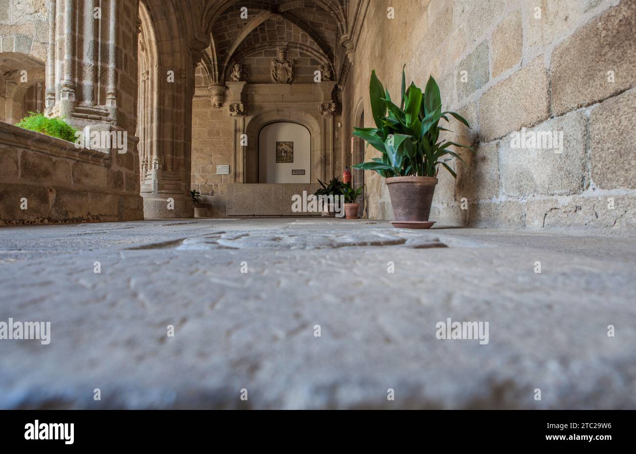 Alcantara, Spanien - 6. Oktober 2022: Gotischer Klosterkloster von San Benito de Alcantara, Caceres, Spanien. Grabsteine der Brüder Stockfoto