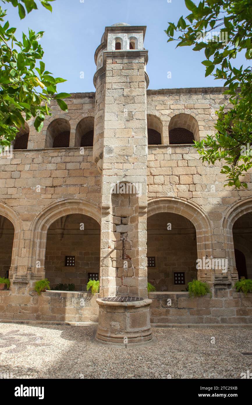 Alcantara, Spanien - 6. Oktober 2022: Gotischer Klosterkloster von San Benito de Alcantara, Caceres, Spanien. Innenhof und Turm Stockfoto