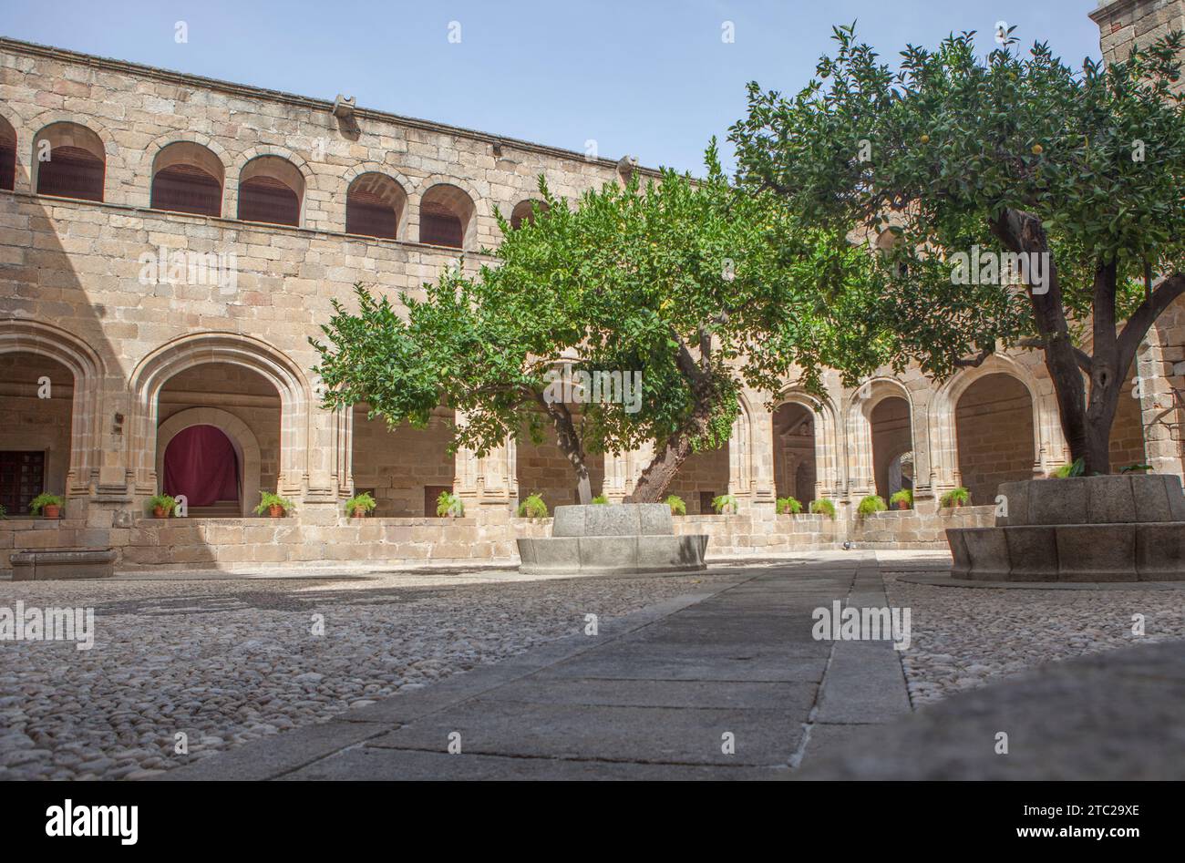 Alcantara, Spanien - 6. Oktober 2022: Gotischer Klosterkloster von San Benito de Alcantara, Caceres, Spanien. Innenhof Stockfoto