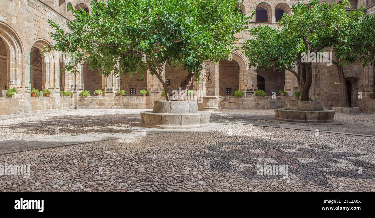 Alcantara, Spanien - 6. Oktober 2022: Gotischer Klosterkloster von San Benito de Alcantara, Caceres, Spanien. Innenhof Stockfoto