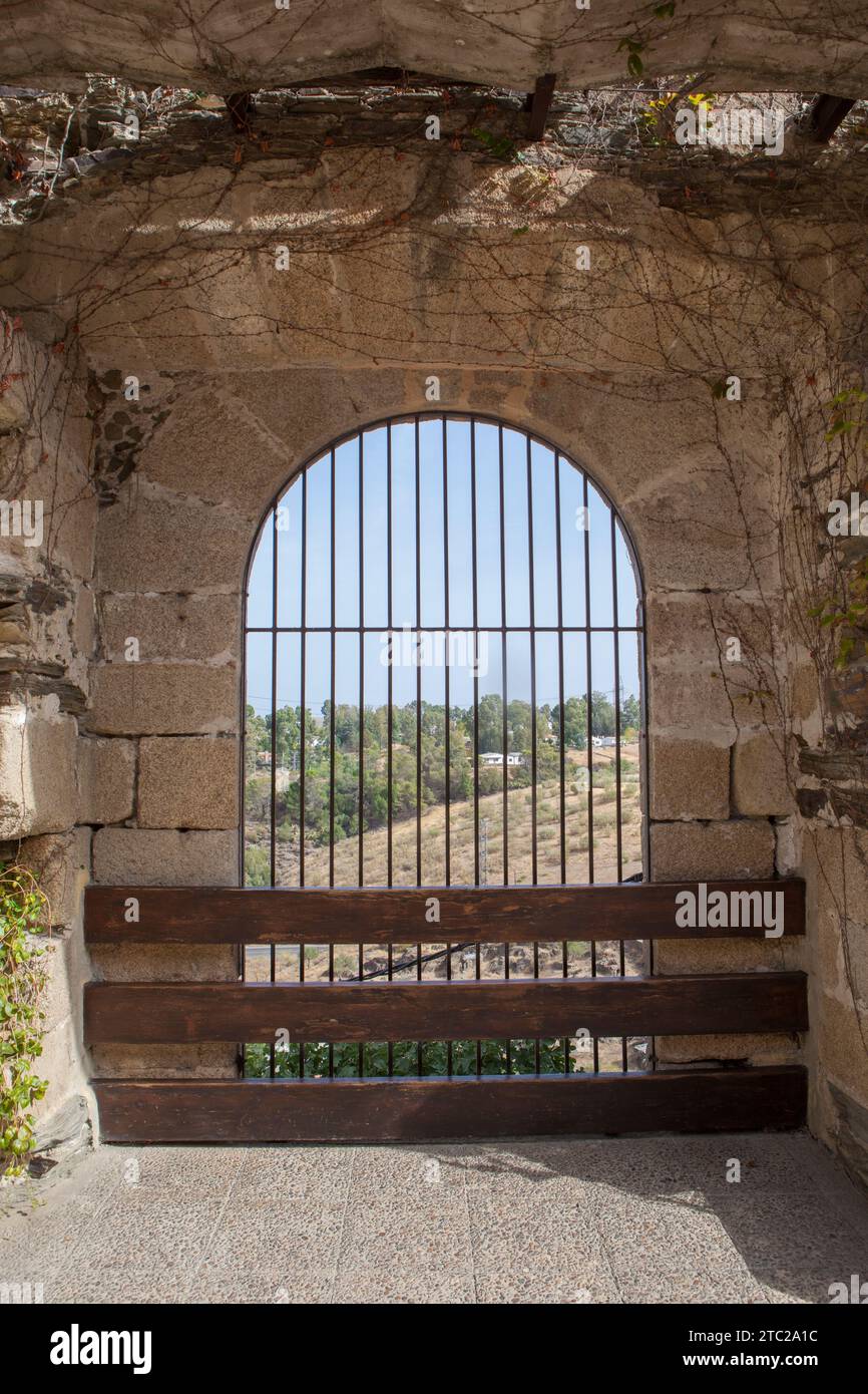 Alcantara, Spanien - 6. Oktober 2022: Gotischer Klosterkloster von San Benito de Alcantara, Caceres, Spanien. Ehemaliges Refektorium Stockfoto