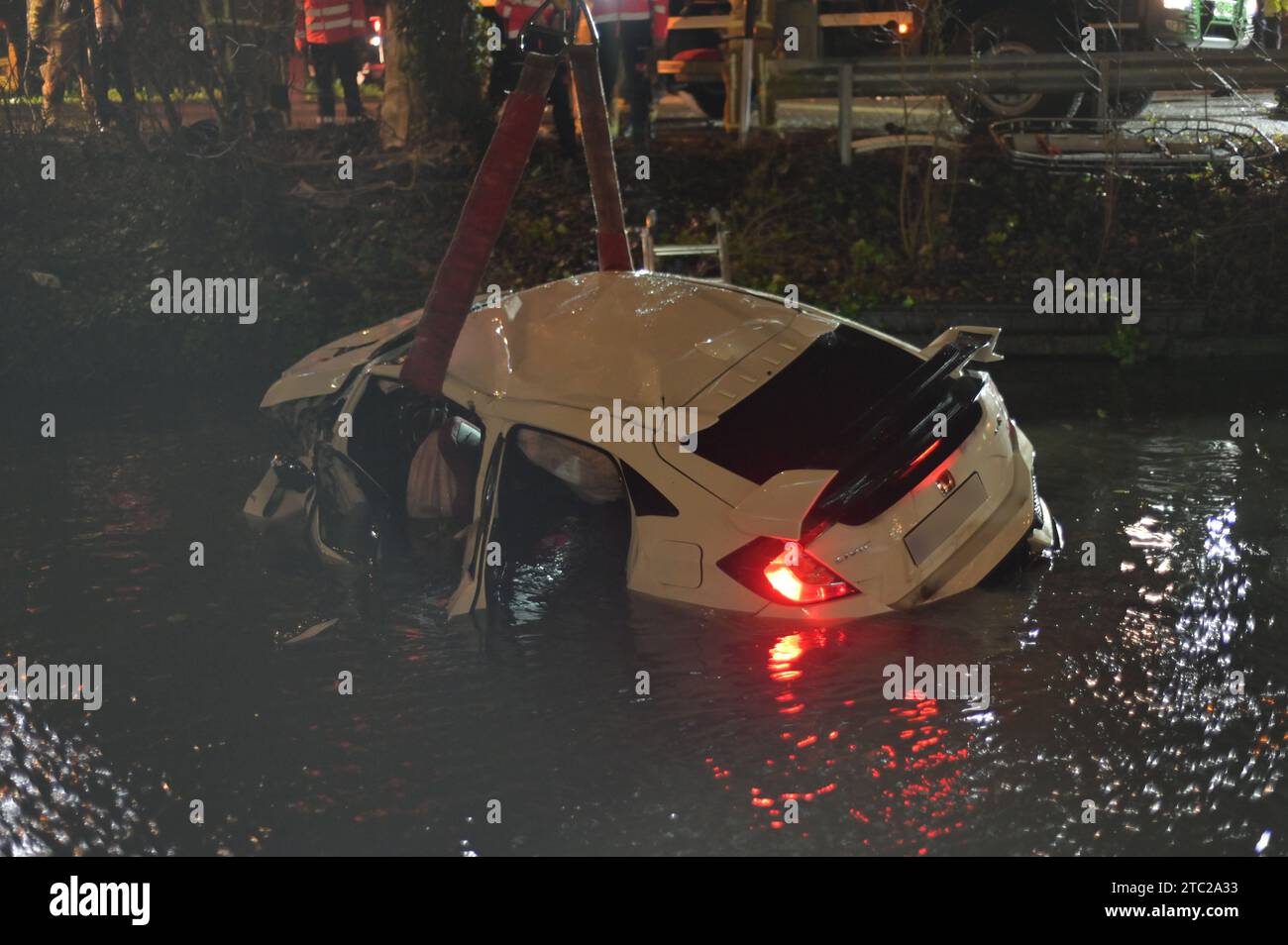 DELFT: Ein Auto wird aus unbekannten Gründen aus dem Wasser gezogen, nachdem es in das Wasser gefallen ist. Zwei Leichen wurden im Wasser in der Nähe des Unfallorts gefunden, bei dem ein Mann tot und ein anderer schwer verletzt wurde. ANP SPA MEDIA niederlande Out - belgien Out Stockfoto