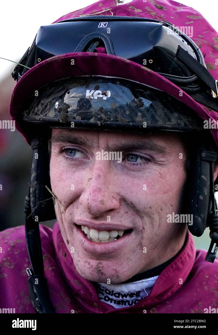 Jockey Jack Kennedy nach dem Gewinn des Bar One Racing „Bet 10 Euro get 50 Euro Sign Up Offer“ 3-Y-O Maiden Hürde mit Pferd hart während des Bar One Racing Hilly Way Chase Raceday auf der Cork Racecourse, County Cork. Bilddatum: Sonntag, 10. Dezember 2023. Stockfoto