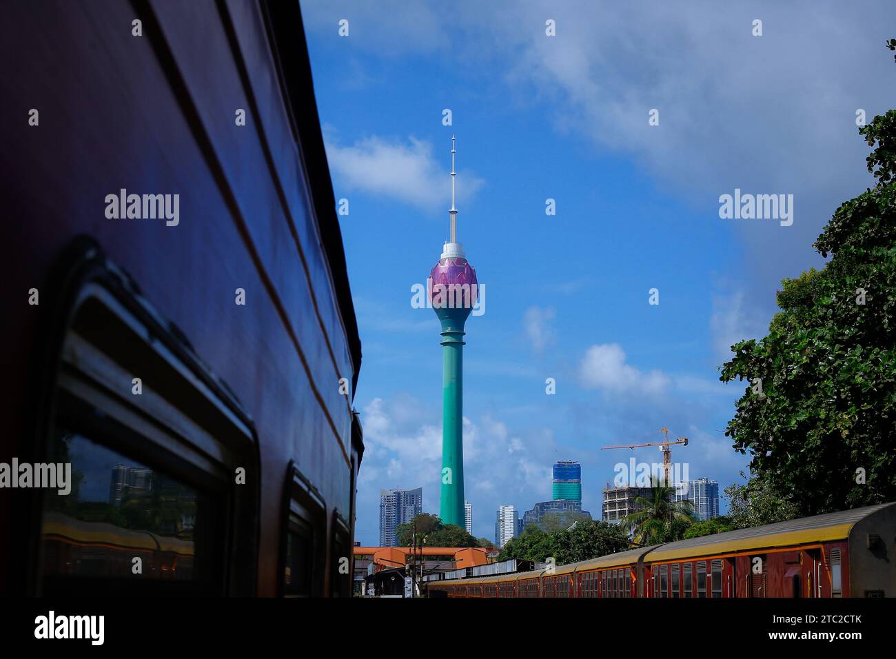 Vom Bahnhof aus haben Sie einen Blick auf Sri Lankas größten Turm, den Lotus Tower Stockfoto