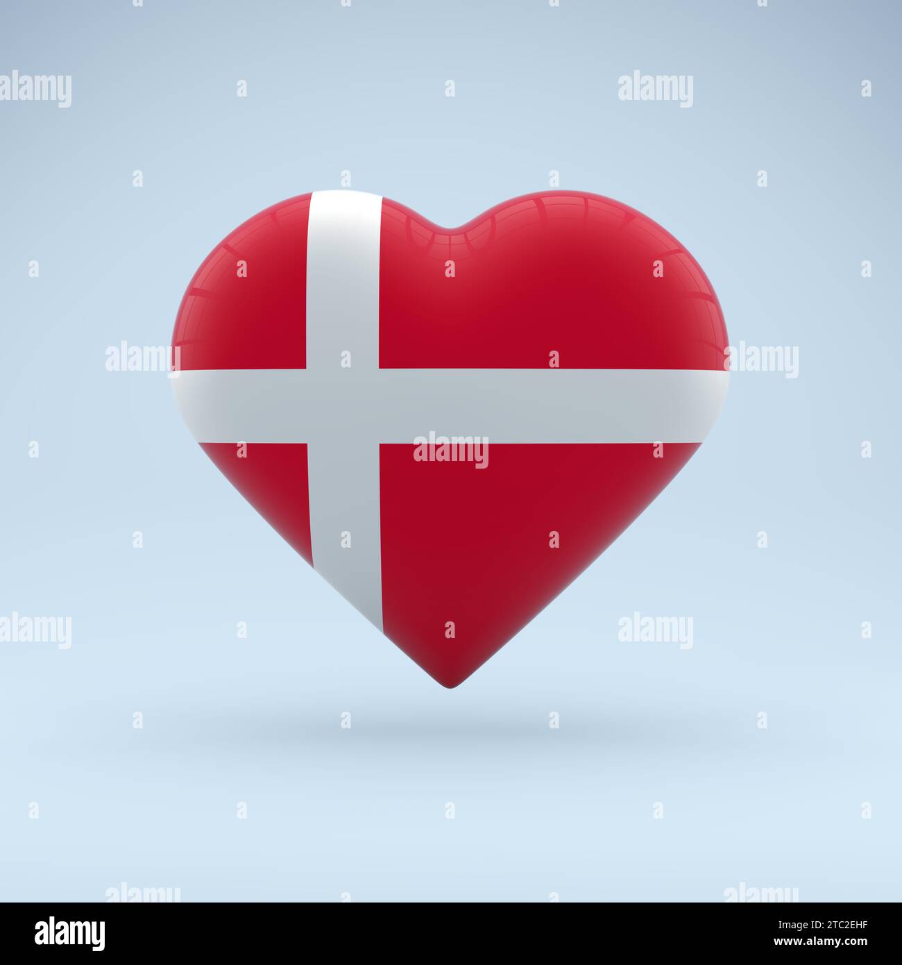 Staatssymbol Dänemarks auf Hochglanzabzeichen. Symbol in Herzform mit dem Bild der Nationalflagge Dänemarks als Symbol für Stolz und Unterstützung Stockfoto