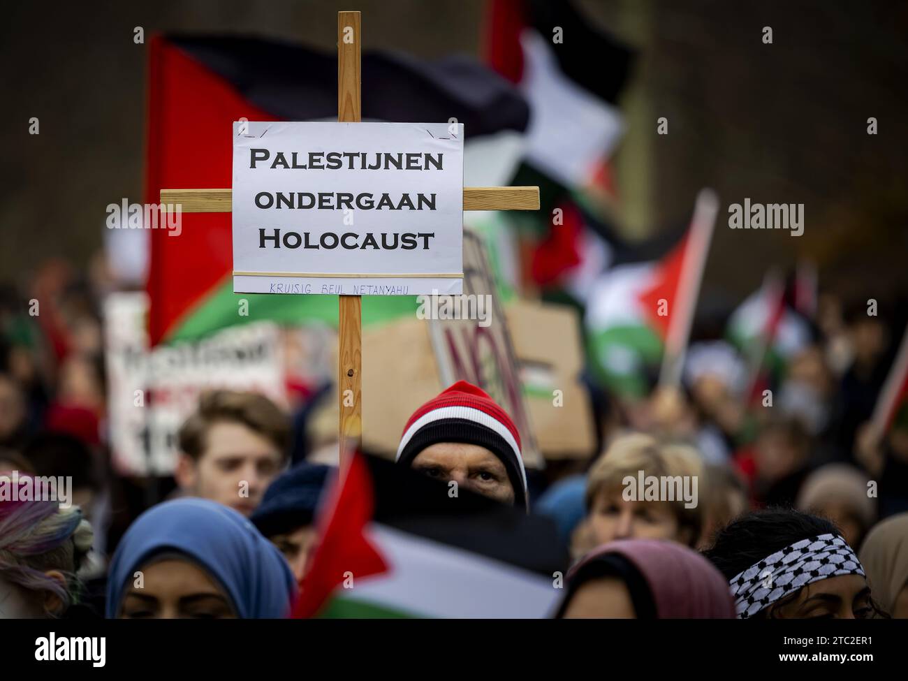 DEN HAAG - Teilnehmer an einer pro-palästinensischen Demonstration vor dem Haager CS-Bahnhof. Der Protest wurde organisiert, um Solidarität mit Gaza zu zeigen. ANP ROBIN VAN LONKHUIJSEN niederlande aus - belgien aus Stockfoto