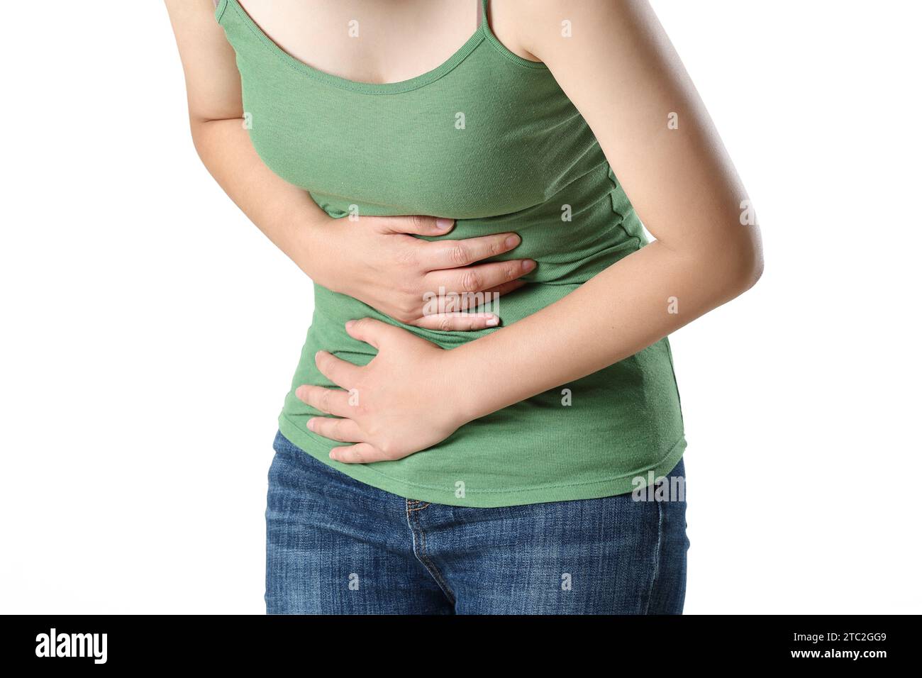 Junge Frau, die an Magenschmerzen leidet, Nahaufnahme. Lebensmittelvergiftung, Krämpfe, isoliert Stockfoto