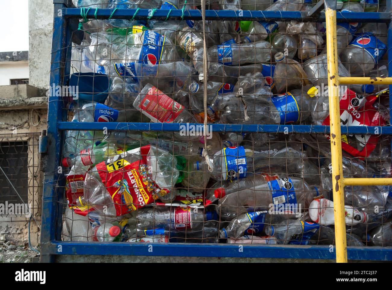 Valladolid, Yucatan, Mexiko, Ein Truck mit komprimierten Plastikflaschen, nur redaktionell. Stockfoto