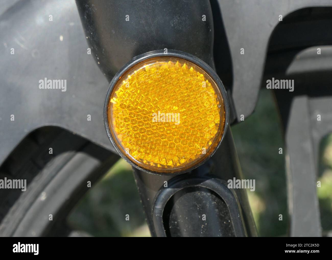 Gelber Verkehrsreflektor am Elektroroller Stockfoto