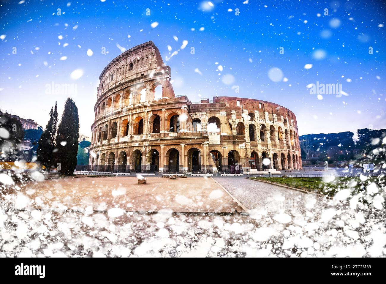 Das Kolosseum von Rom im Morgengrauen mit Blick auf den Schnee, berühmtes Wahrzeichen der ewigen Stadt mit Blick auf den Winter, Hauptstadt von Italien Stockfoto