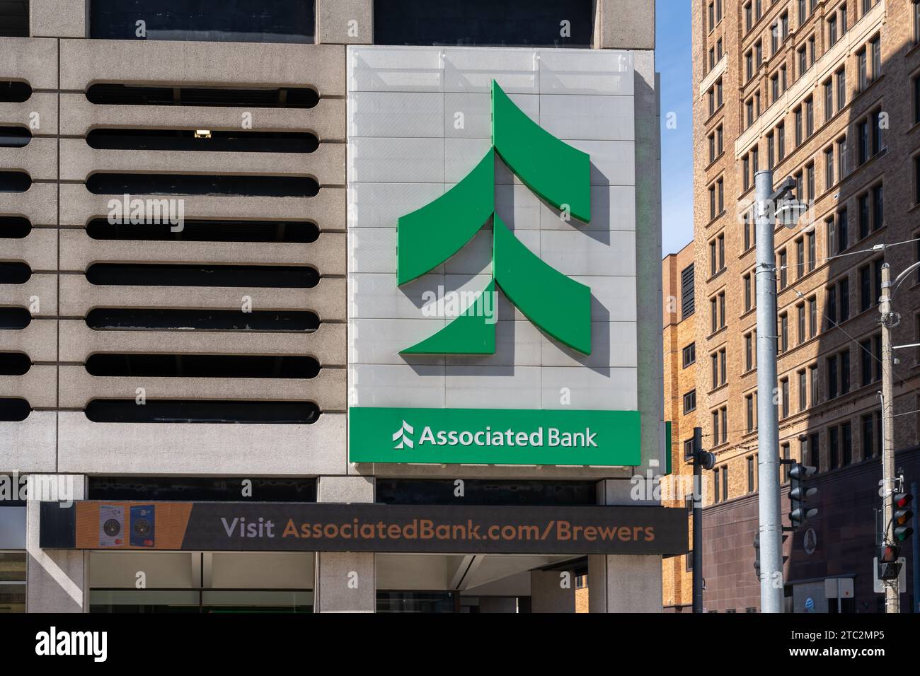 Logoschild der Associated Bank auf dem Gebäude in Milwaukee, Wisconsin, USA Stockfoto