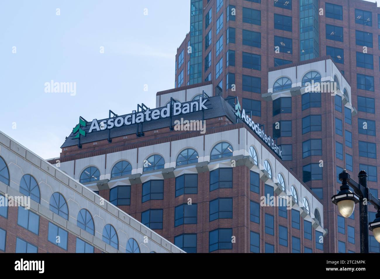 Logoschild der Associated Bank auf dem Gebäude des Associated Bank River Center in Milwaukee, Wisconsin, USA Stockfoto