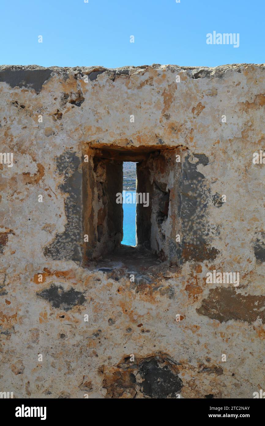 Nahaufnahme eines Pfeilschlitzes auf den befestigten Mauern der Insel Spinalonga, Kreta, Griechenland. Europa. Stockfoto
