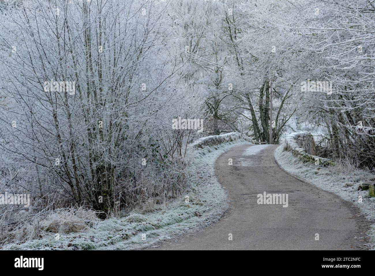 Die Brücke am Ende von Loch Meiklie, Balnain, an einem kalten, frostigen Tag. Stockfoto