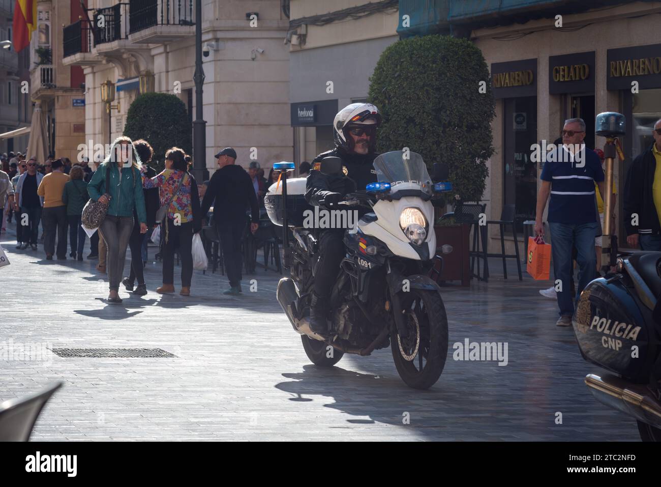 Cartagena, Murcia, Spanien – 21. November 2023: Spanische Polizei patrouilliert im touristischen Zentrum von Cartagena, Spanien Stockfoto
