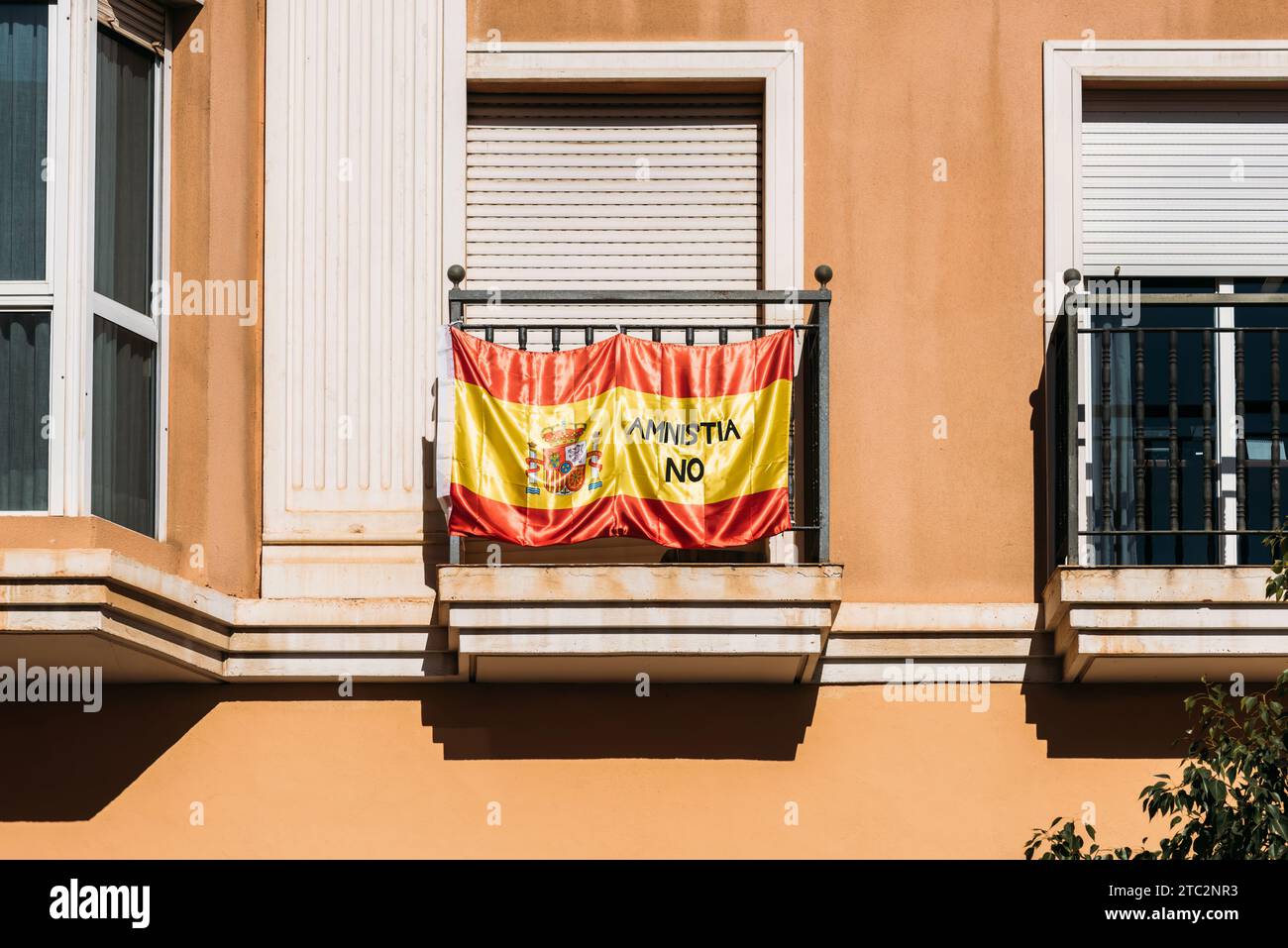 Cartagena, Murcia, Spanien - 21. November 2023: Demonstration zur Flagge gegen Amnestie katalanischer Gefangener Stockfoto