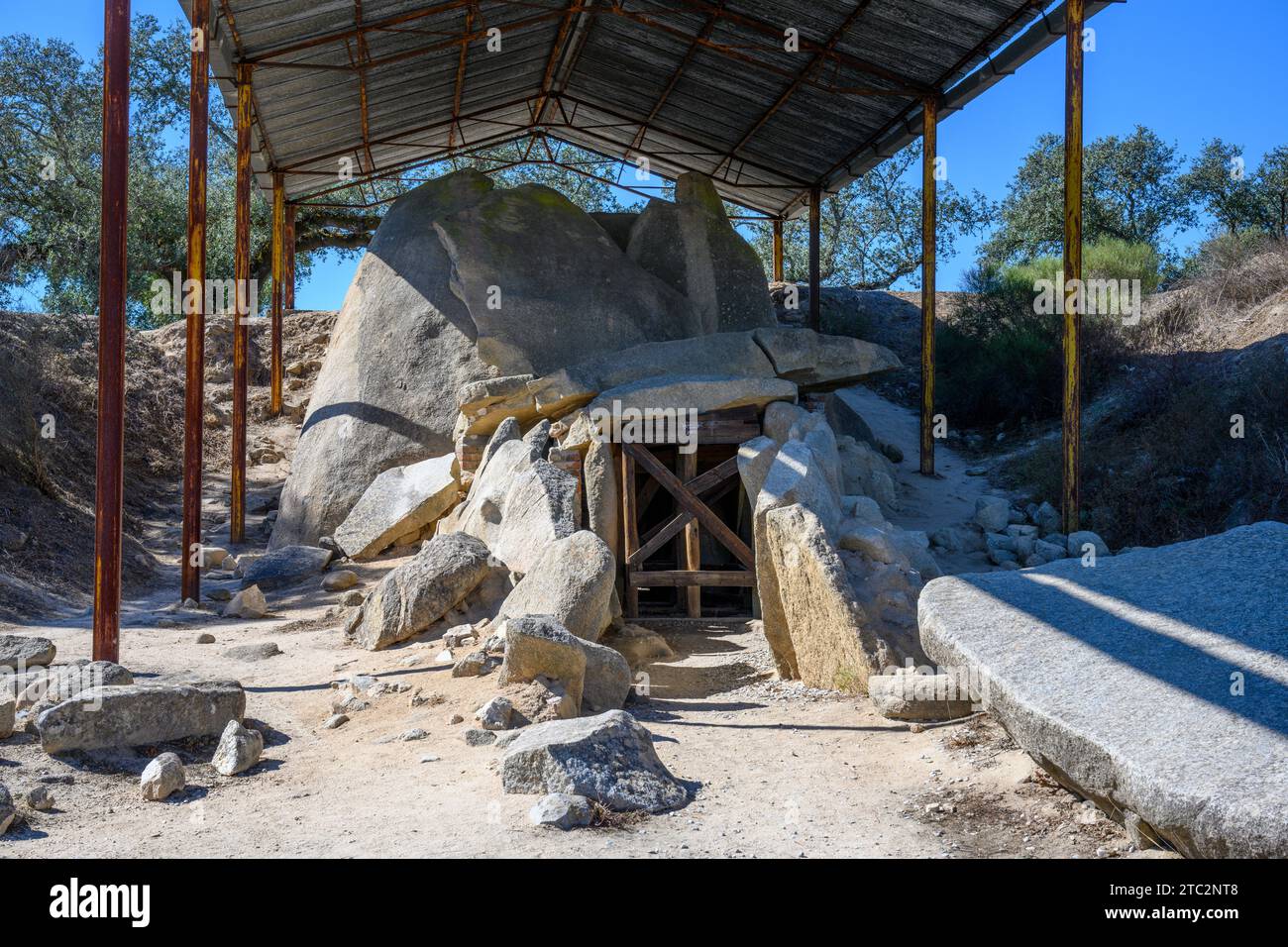 Der große Dolmen von Zambujeiro (Portugiesisch: Anta Grande do Zambujeiro) ist ein megalithisches Denkmal in Nossa Senhora da Tourega, nahe Valverde, in der Nähe von Tourega Stockfoto