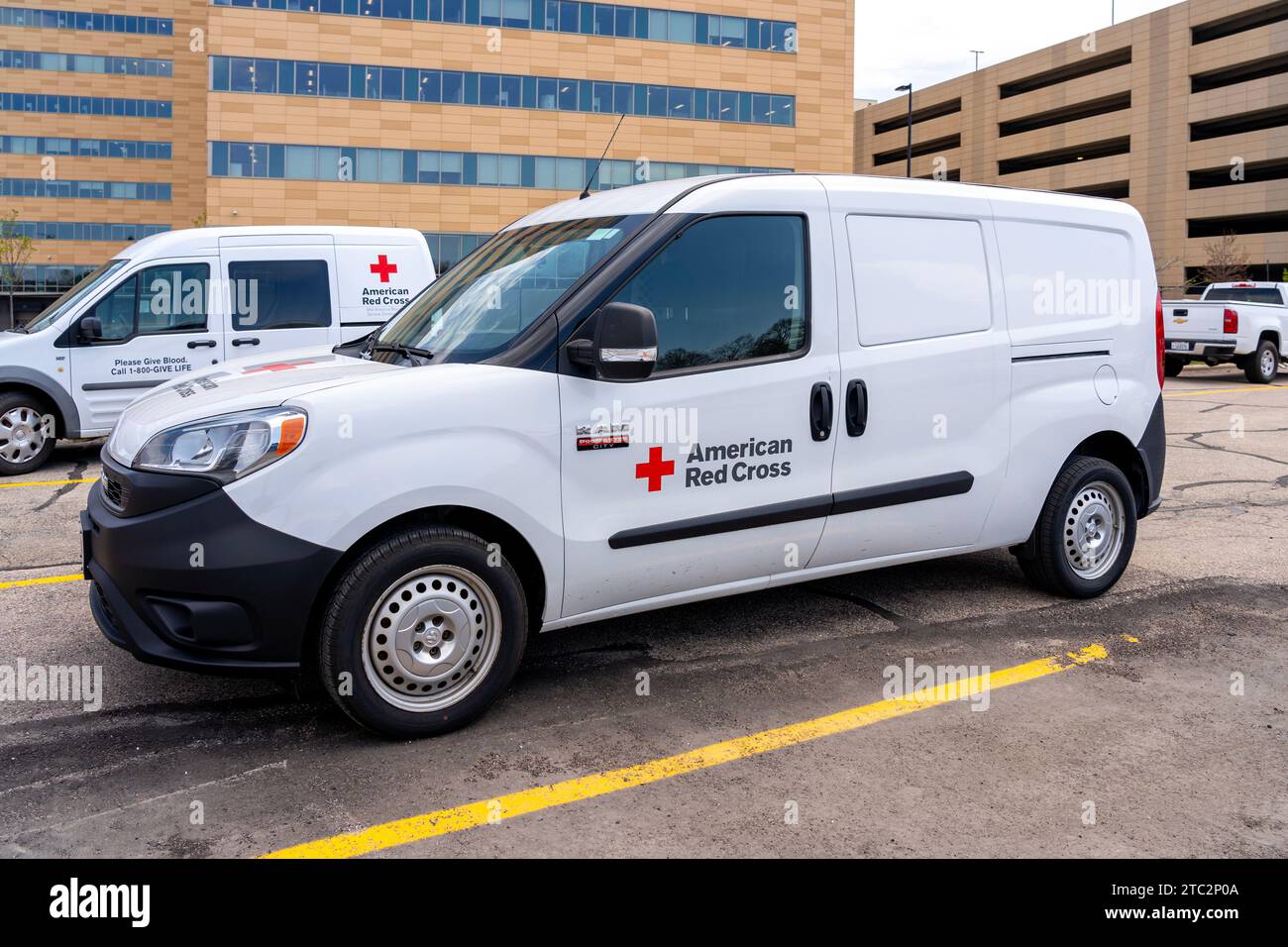 Zwei amerikanische Rote-Kreuz-Transporter auf dem Parkplatz. Madison, WI, USA Stockfoto