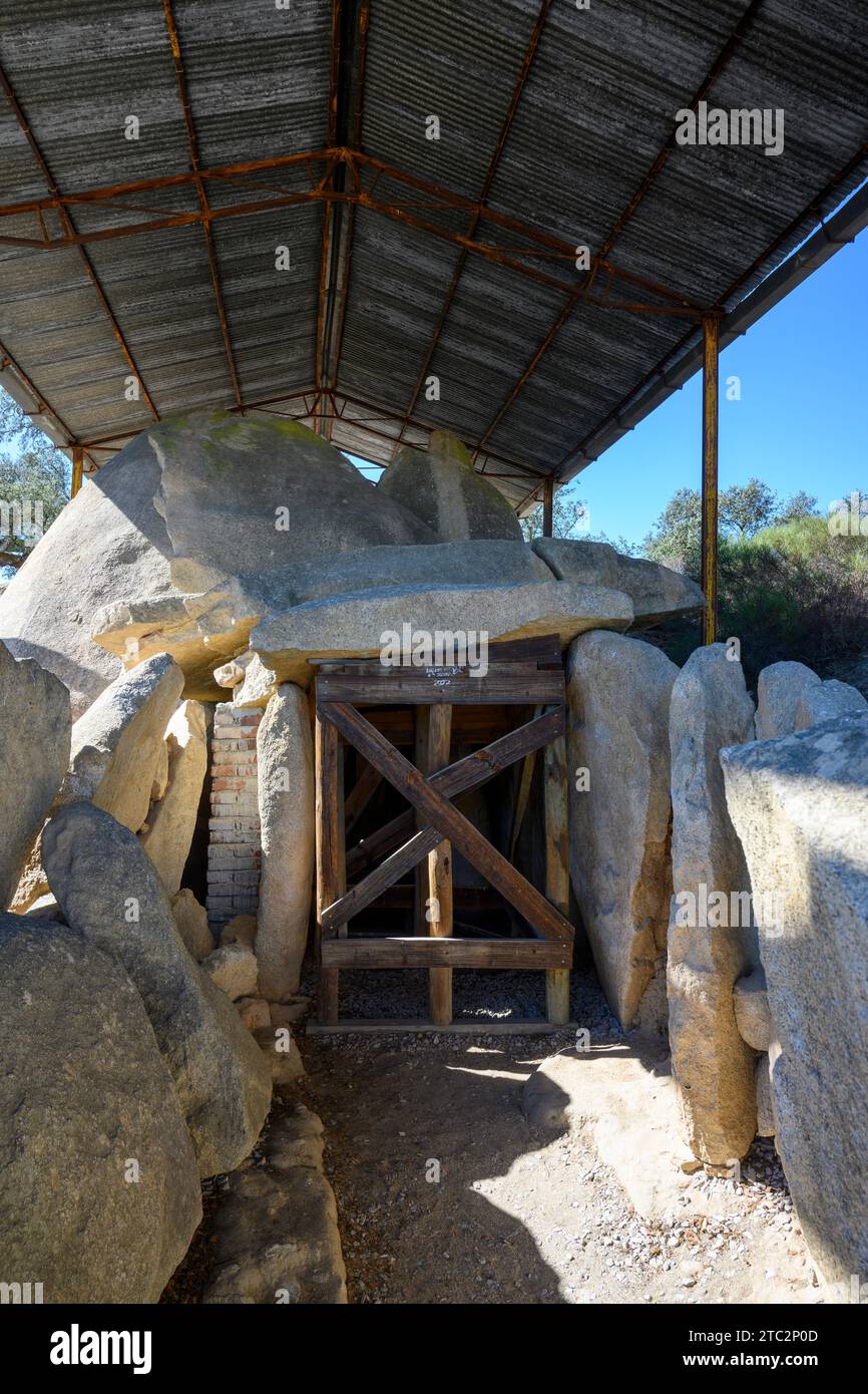 Der große Dolmen von Zambujeiro (Portugiesisch: Anta Grande do Zambujeiro) ist ein megalithisches Denkmal in Nossa Senhora da Tourega, nahe Valverde, in der Nähe von Tourega Stockfoto