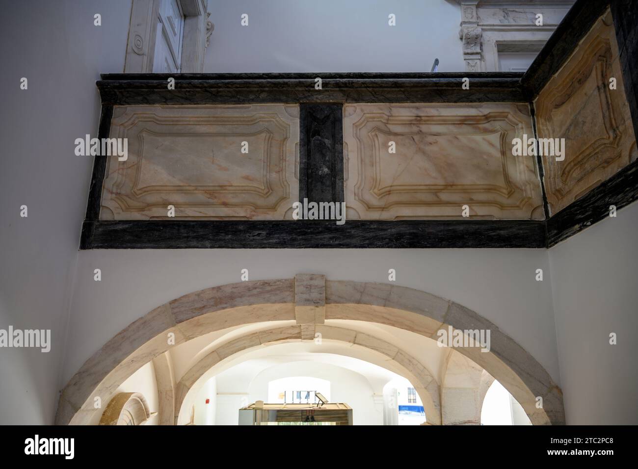 Marmortreppe im Inneren des Tonfigurenmuseums in Estremoz Alentejo, Portugal Stockfoto