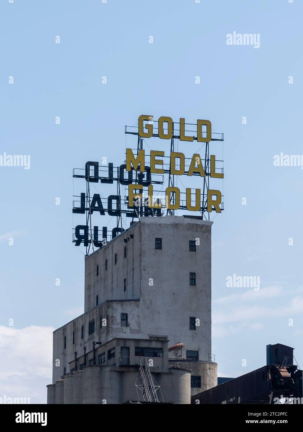 Das historische „Gold Medal Mehl“-Zwillingsschild auf dem Mill City Museum in Minneapolis, Minnesota, USA Stockfoto