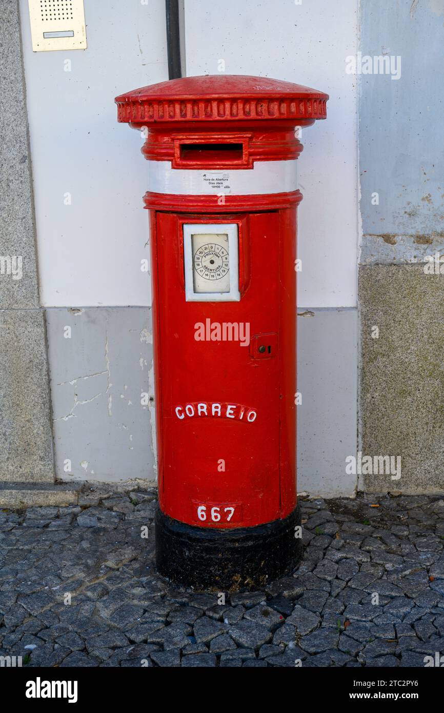 Portugiesische Postdienste, roter Postkasten in Evora, Alentejo, Portugal Stockfoto