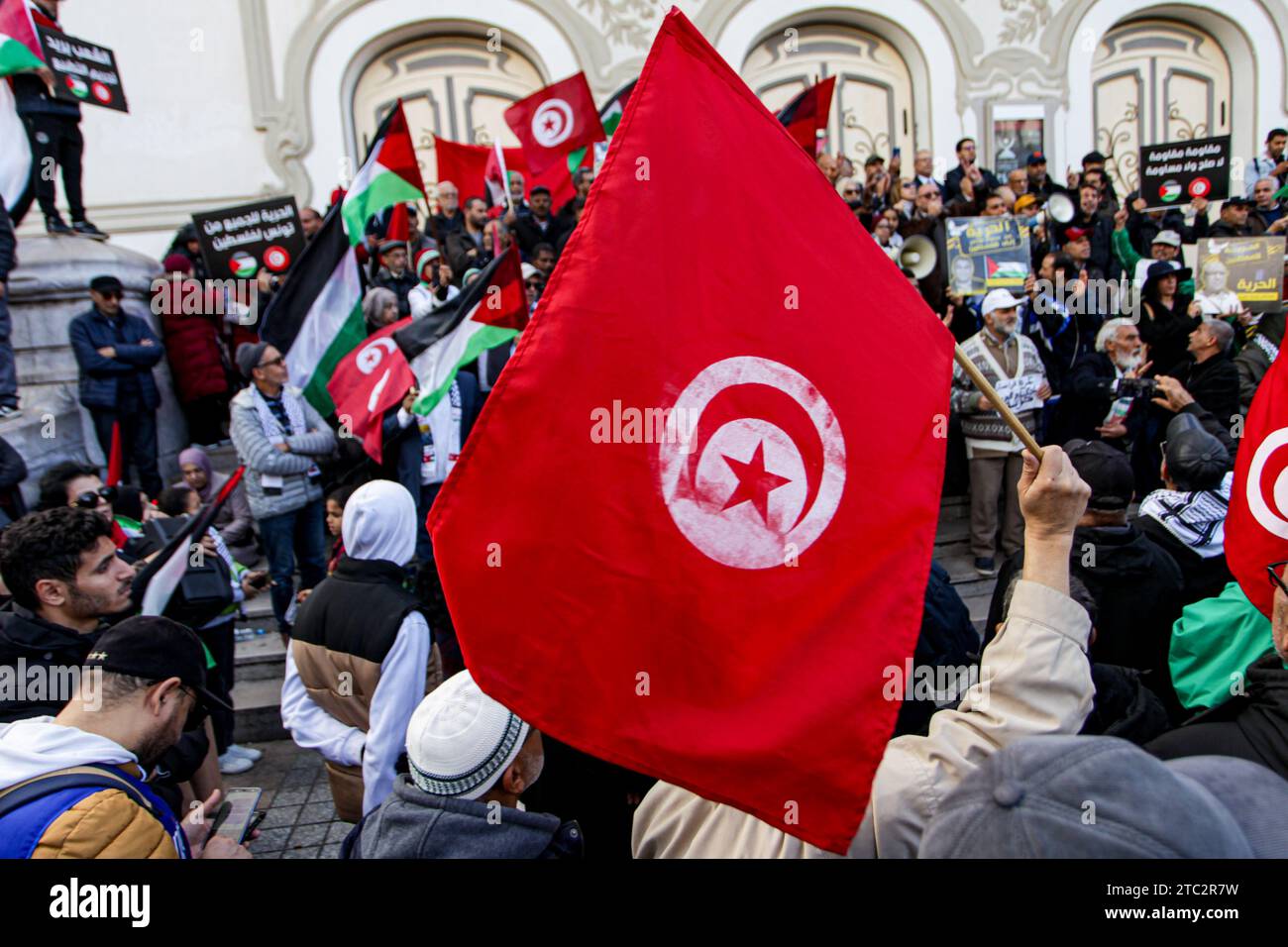 10. Dezember 2023: Tunis, Tunesien. 10. Dezember 2023. Im Zentrum von Tunis findet eine Kundgebung statt, in der die Freilassung politischer Gefangener sowohl in Tunesien als auch in Palästina gefordert wird. Die Teilnehmer schwenkten die palästinensische und die tunesische Flagge während des Protestes, der von der Koalition der Nationalen Heilsfront organisiert wurde (Credit Image: © Hasan mrad/IMAGESLIVE via ZUMA Press Wire) NUR REDAKTIONELLE VERWENDUNG! Nicht für kommerzielle ZWECKE! Stockfoto