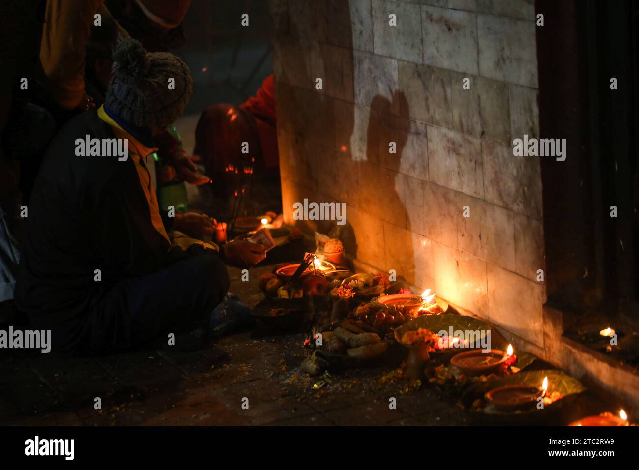 10. Dezember 2023, Kathmandu, Bagmati, Nepal: Menschen führen religiöse Rituale während des Bala Chaturdashi Festivals zum Gedenken an Verstorbene, Geliebte, in Kathmandu, Nepal, am 10. Dezember 2023 durch. Das Bala Chaturdashi Festival ist zu Ehren der verstorbenen Familienmitglieder, wo die Gläubigen sieben verschiedene Arten von Samen streuen. Die Gläubigen verbrachten eine ganze Nacht wach und zündeten Öllampen im Namen der Erinnerung an den Verstorbenen an, vor einem Tag. (Kreditbild: © Sunil Sharma/ZUMA Press Wire) NUR REDAKTIONELLE VERWENDUNG! Nicht für kommerzielle ZWECKE! Stockfoto