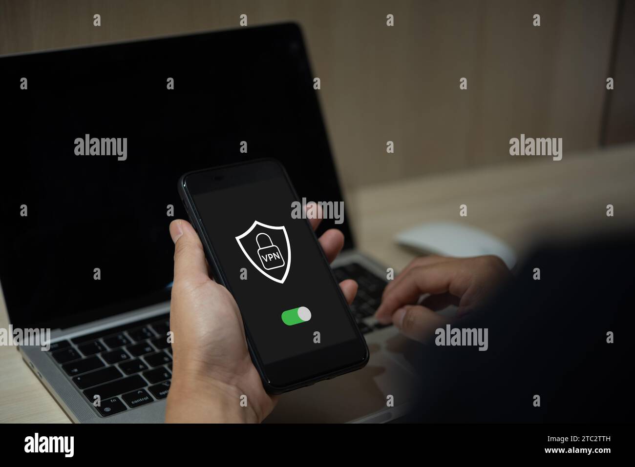 Männliches Handtelefon erstellt VPN für den Schutz des privaten Netzwerks über das Internet online. Stockfoto