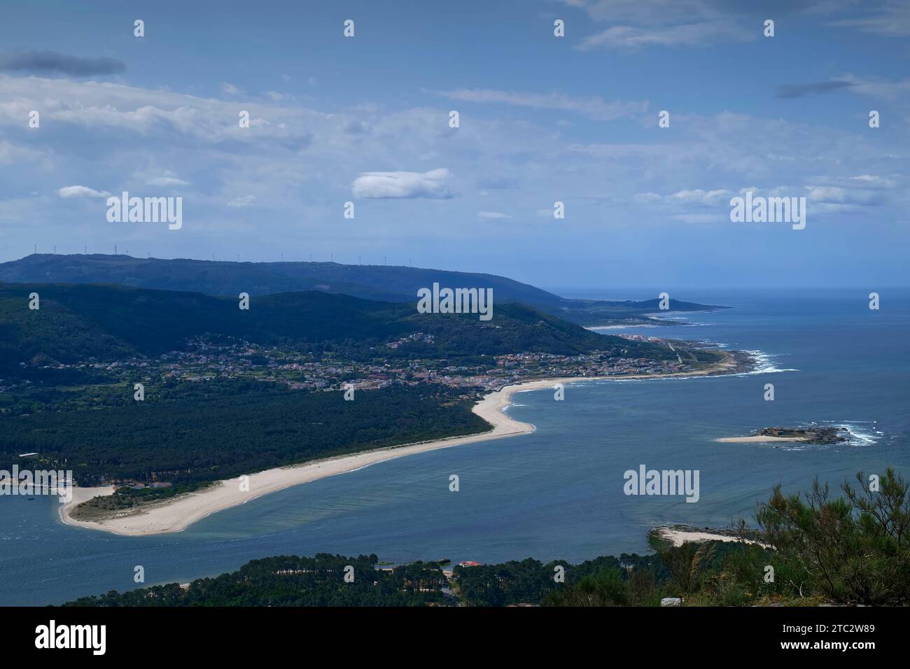 Die portugiesische Atlantikküste und Mündung des Flusses Mino vom Gipfel des Monte Santa Trega, A Guarda, Galicien, Spanien, Europa Stockfoto