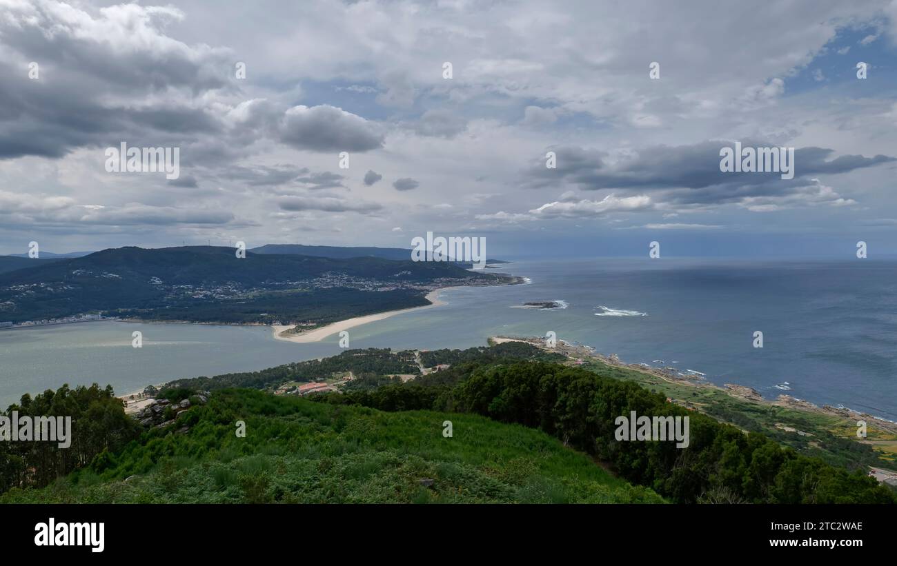 Die portugiesische Atlantikküste und Mündung des Flusses Mino vom Gipfel des Monte Santa Trega, A Guarda, Galicien, Spanien, Europa Stockfoto