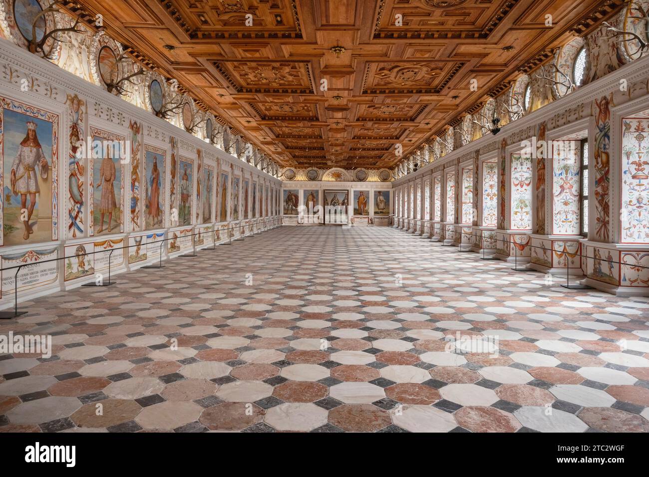 Österreich, Innsbruck, Schloss Ambras, ein Renaissanceschloss aus dem 16. Jahrhundert, der Spanische Saal ist mit 27 abendfüllenden Porträts der Herrscher von Tirol geschmückt. Stockfoto