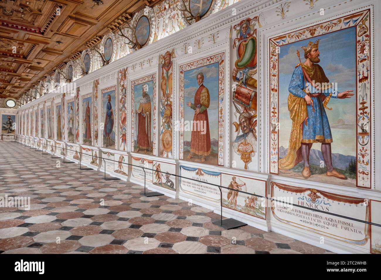 Österreich, Innsbruck, Schloss Ambras, ein Renaissanceschloss aus dem 16. Jahrhundert, der Spanische Saal ist mit 27 abendfüllenden Porträts der Herrscher von Tirol geschmückt. Stockfoto