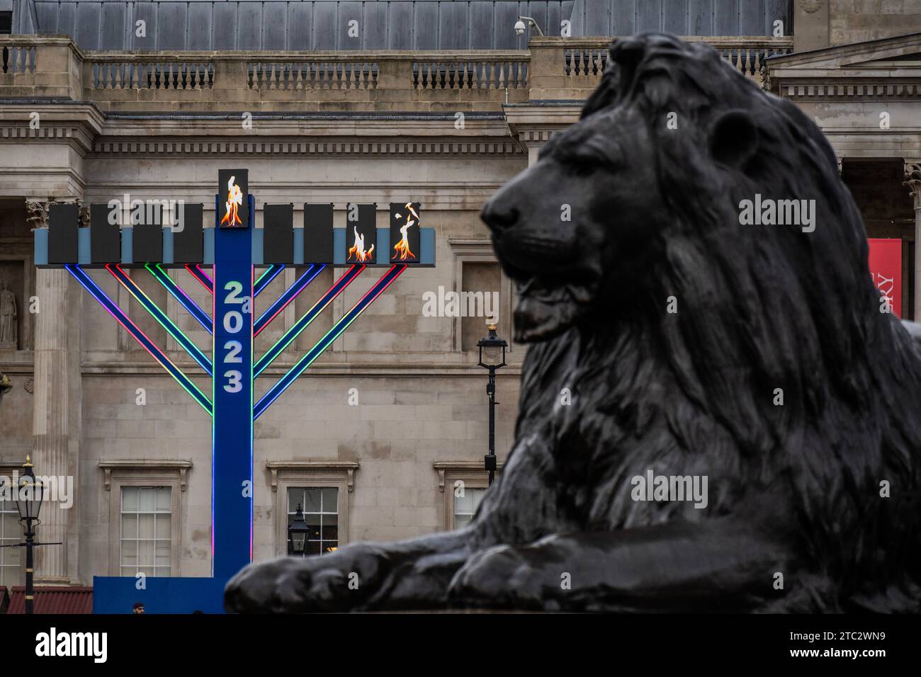 London, Großbritannien. Dezember 2023. Die riesige Menora erleuchtete für Chanukka (Hanukka), das jüdische Lichterfest, auf dem Trafalgar Square. Die Menora wird von Donnerstag, dem 7. Dezember, bis Donnerstag, den 14. Dezember gezeigt, wobei eine der Lichter jeden Tag um 16:00 Uhr und samstags um 17:15 Uhr beleuchtet wird. Unterstützt vom Bürgermeister von London. Weihnachten am Trafalgar Square. Guy Bell/Alamy Live News Stockfoto