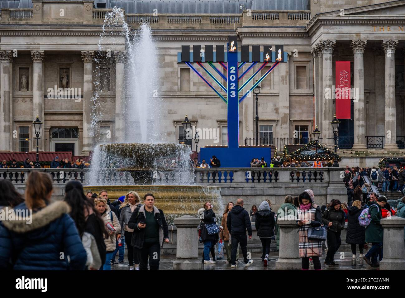 London, Großbritannien. Dezember 2023. Die riesige Menora erleuchtete für Chanukka (Hanukka), das jüdische Lichterfest, auf dem Trafalgar Square. Die Menora wird von Donnerstag, dem 7. Dezember, bis Donnerstag, den 14. Dezember gezeigt, wobei eine der Lichter jeden Tag um 16:00 Uhr und samstags um 17:15 Uhr beleuchtet wird. Unterstützt vom Bürgermeister von London. Weihnachten am Trafalgar Square. Guy Bell/Alamy Live News Stockfoto