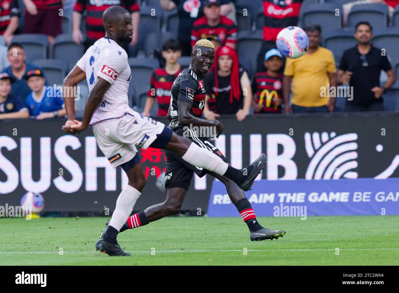 Sydney, Australien. Dezember 2023. Valentino Yuel von den Wanderers bereitet sich darauf vor, den Ball während der A-League Men Rd7 zwischen den Wanderers und Melbourne Victory im CommBank Stadium am 10. Dezember 2023 in Sydney, Australien zu kicken Stockfoto