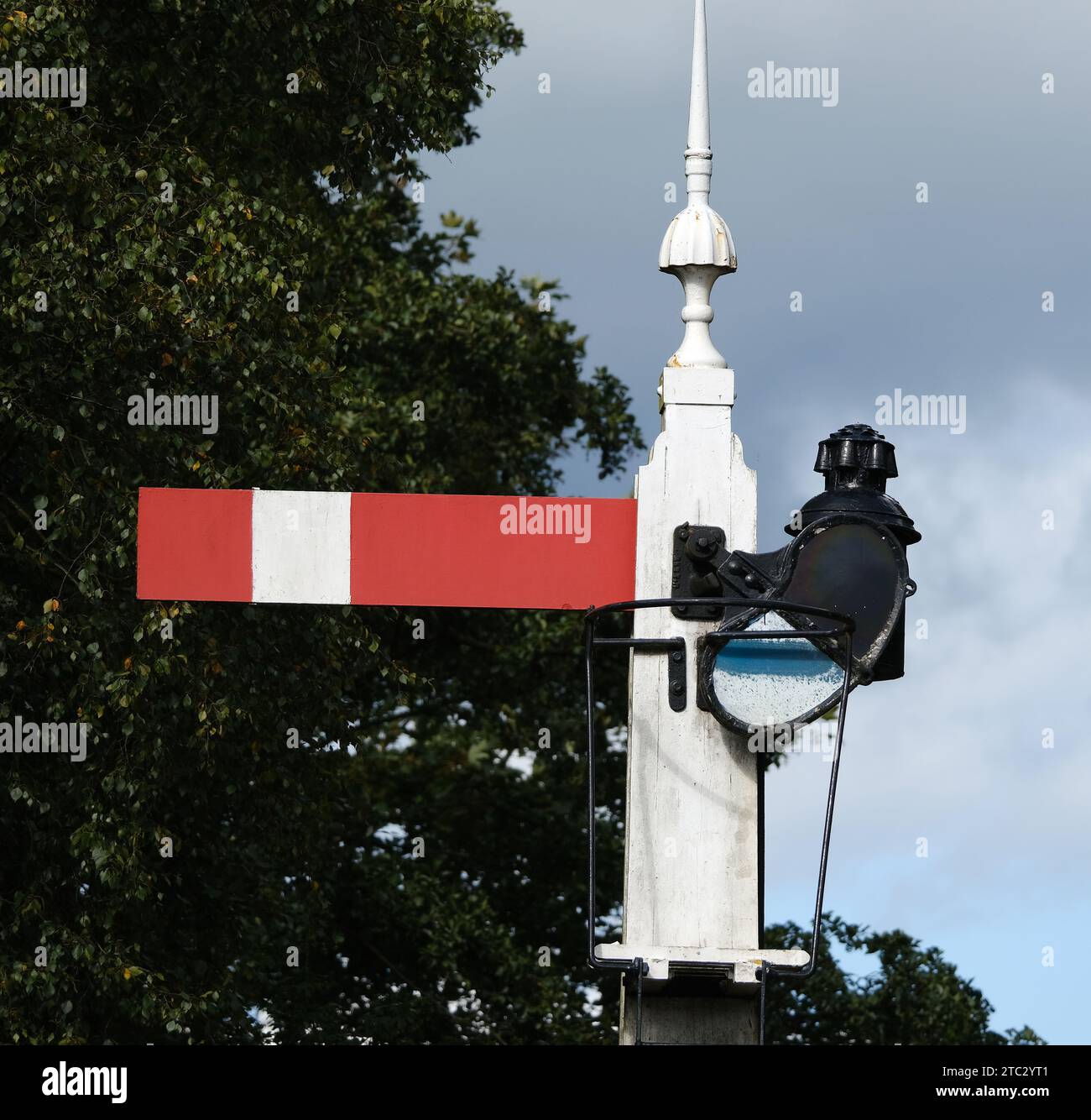 North Yorkshire Moors Railway, Goathland, Großbritannien. Steam-Gala-Wochenende, 2023. Das Raiulway-Semaphor-Signal. Stockfoto