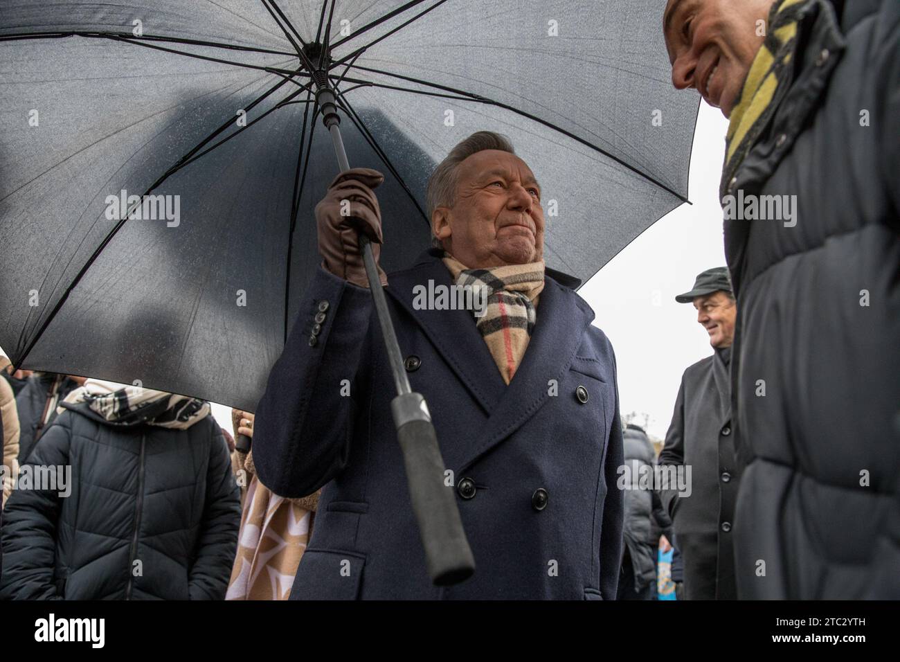 Beim Solidaritätsprotest in Berlin wurde eine bedeutende Interaktion zwischen Julien Michel Friedman und Roland Kaiser, zwei renommierten Persönlichkeiten in ihrem jeweiligen Fachgebiet, festgehalten. Friedman, ein bekannter deutsch-französischer Publizist, Talkshow-Moderator, Rechtsanwalt, Philosoph und ehemaliger Politiker, er führte ein nachdenkliches Gespräch mit Kaiser, einem gefeierten deutschen Schlager-Sänger und -Musiker. Der am 10. Mai 1952 in West-Berlin geborene Ronald Keller erlangte 1980 mit seinem bahnbrechenden Lied Santa Maria, das 1,2 Millionen Exemplare verkaufte, Berühmtheit. Mit über 90 Millionen verkauften Schallplatten ist er einer der meistverkauften Genres Stockfoto