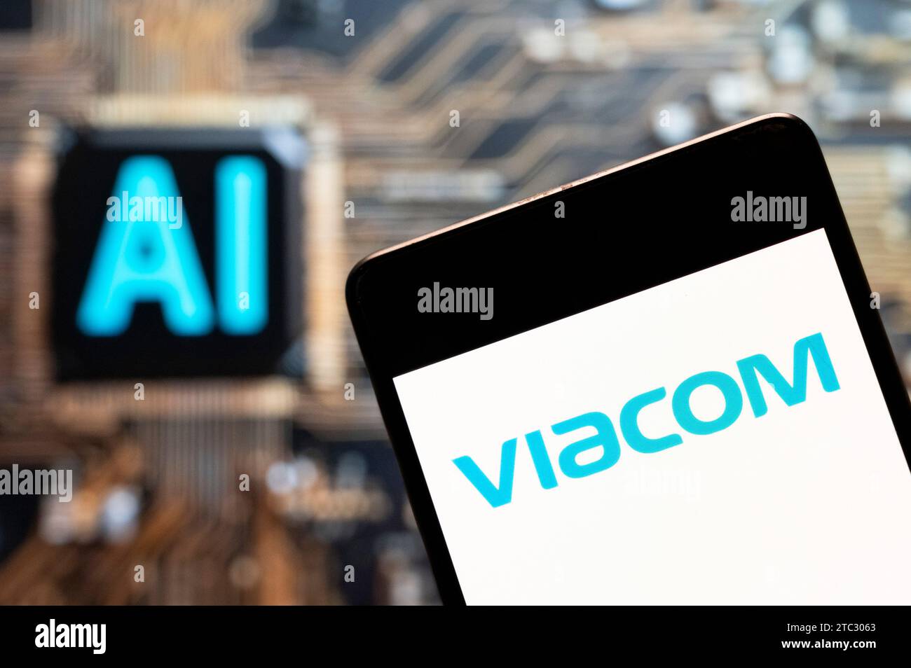 China. November 2023. In dieser Foto-Illustration wird das Logo des amerikanischen multinationalen Massenmedienkonglomerats Viacom auf einem Smartphone mit einem Chip für künstliche Intelligenz (KI) und einem Symbol im Hintergrund angezeigt. (Foto von Budrul Chukrut/SOPA Images/SIPA USA) *** ausschließlich für redaktionelle Nachrichten *** Credit: SIPA USA/Alamy Live News Stockfoto