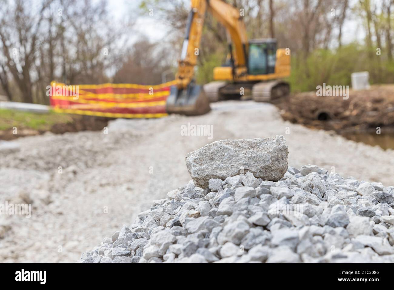 Steinhaufen auf der Straßenbaustelle. Infrastrukturverbesserung, Reparatur und Sicherheitskonzept. Stockfoto